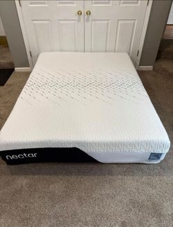 like New Queen Size nectar memory foam luxury mattress
