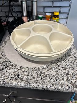 Tupperware dip tray with lid