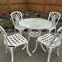 Sturdy outdoor metal table w/4 chairs
