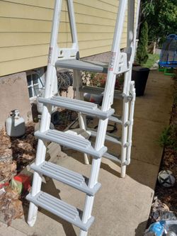 Pool ladder
