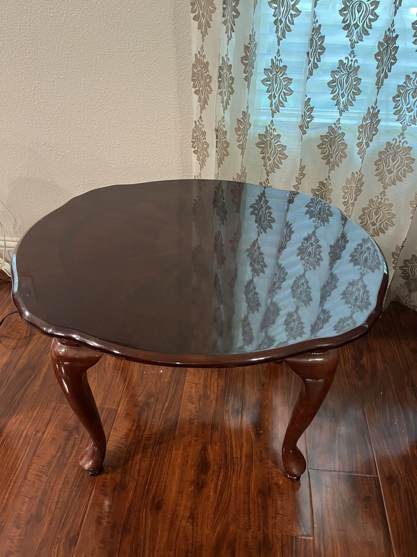 Elegant Solid Wood Accent Table – Vintage Style
