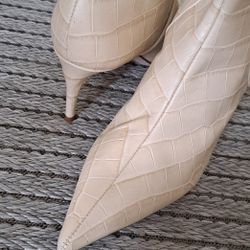 8.5 Woman Ivory Cream Boots Like New 