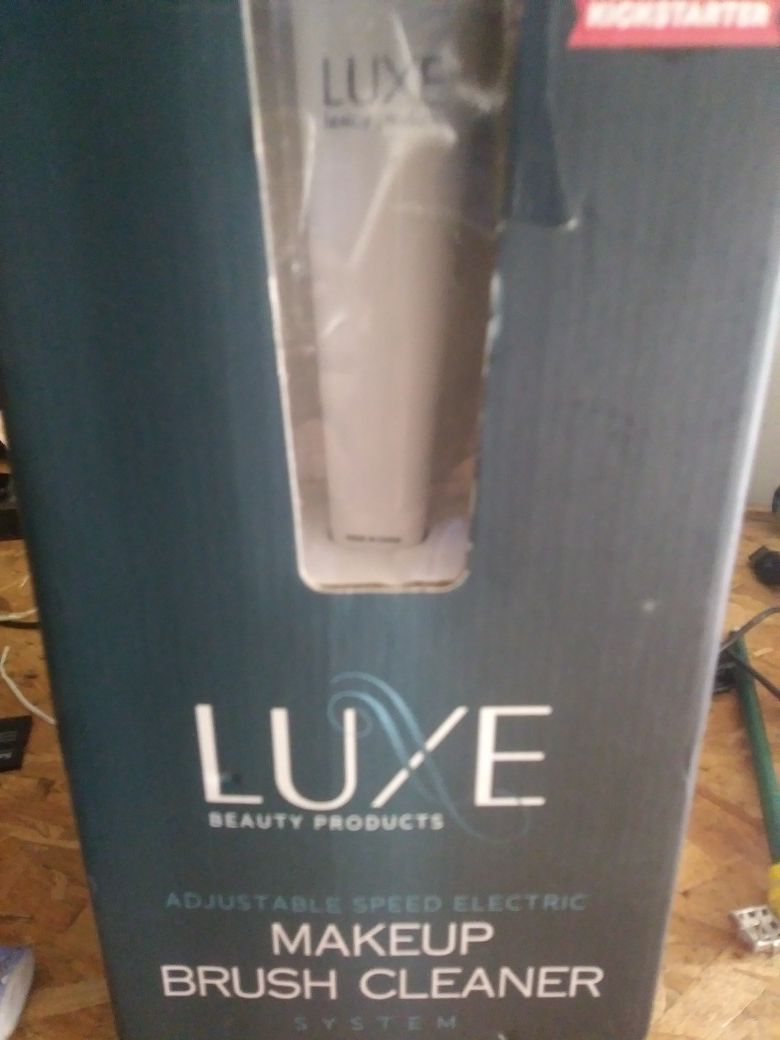 Luxe makeup brush cleaner