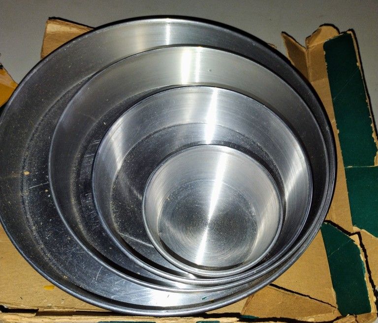 Vintage Round Cake Pans Small Quantity Of Four