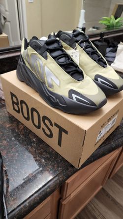 Size 10.5 - YZY 700 MNVN Resin