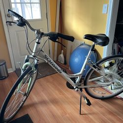 Women’s Hybrid Bike