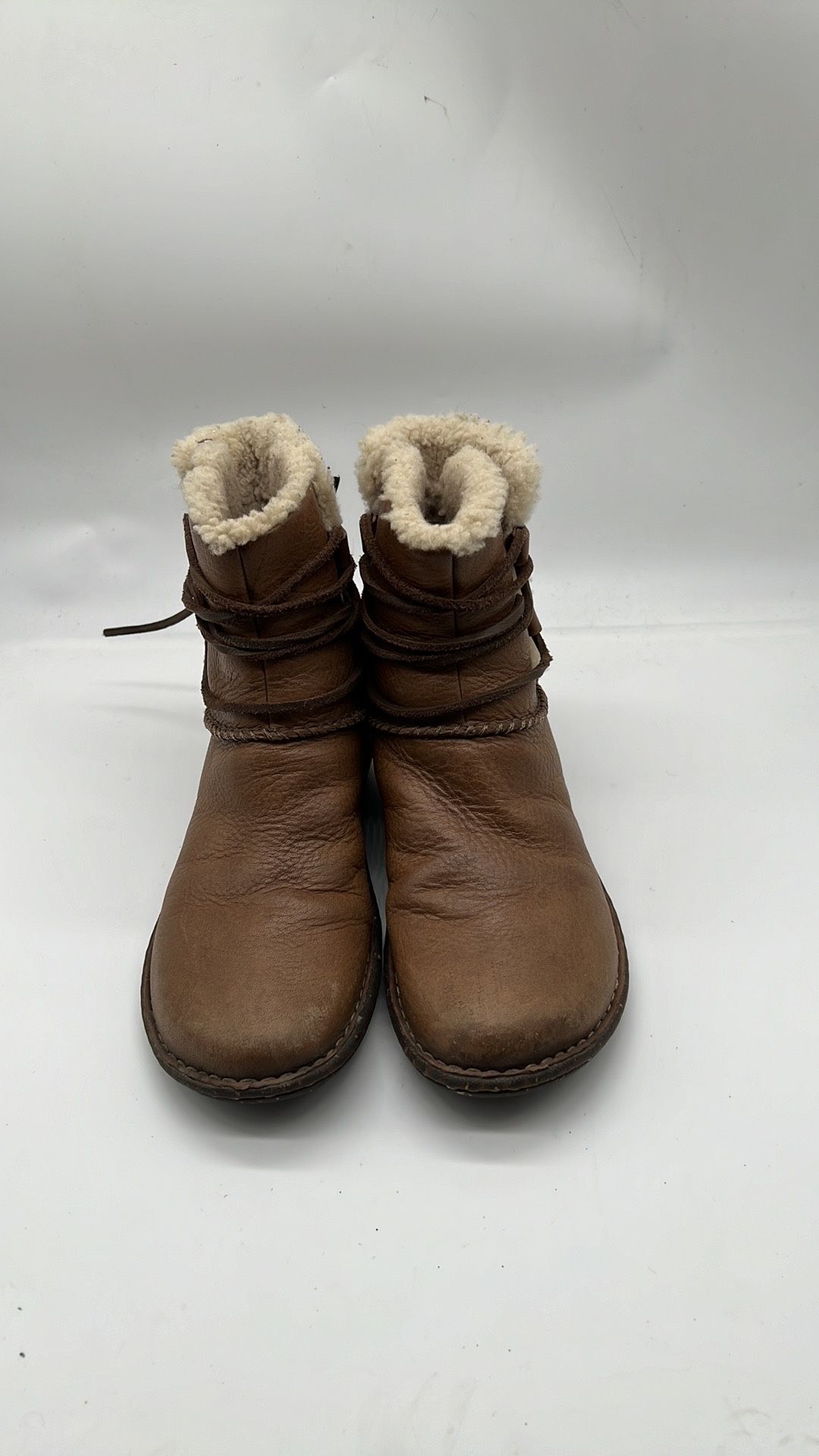 UGG Australia Caspia Leather Winter Snow Boot Size 7 Lace Up Shearling Sheepskin