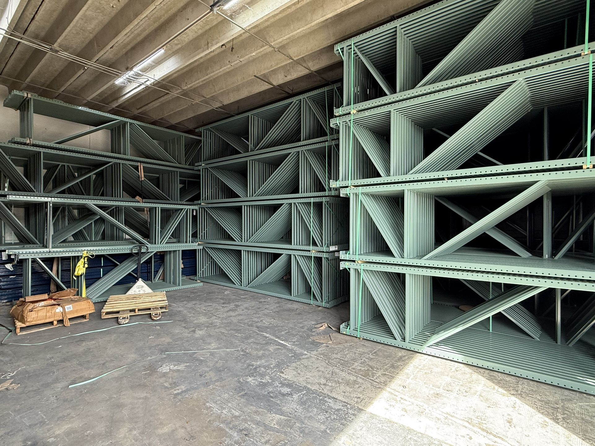 Industrial Used Pallet Racking Beams Uprights Wire Decking