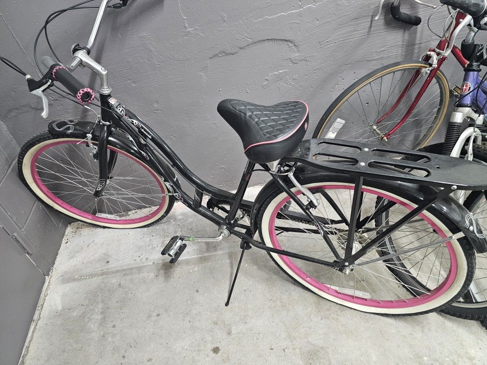 LIKE NEW  VINTAGE  SCHWINN BIKE