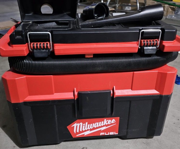 Milwaukee M18 Packout Pack out 2.5 Gallon Wet/Dry Vacuum Shop Vac Wet
