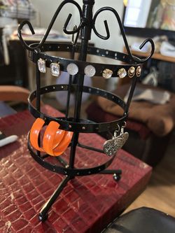 Ear Ring Holder W/5 Paid Of Ear Rings 