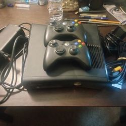 Xbox 360 W/Charging Deck & Game 