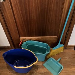 Rubbermaid Set Of Matching Broom Dustpan And Bucket Plus Wheeled Bucket 