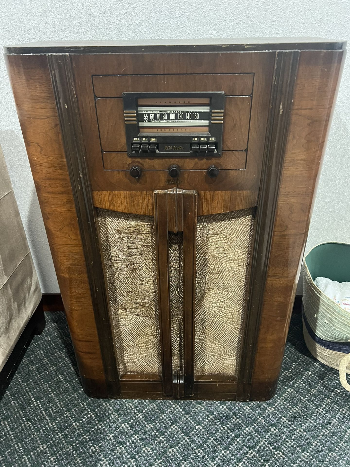 Antique Classic Stand Alone Radio. 