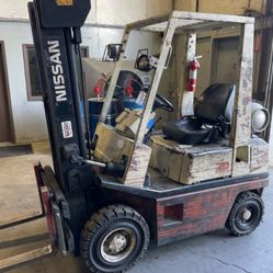 1996 NISSAN KPH01A15PV FORKLIFT PNEUMATIC TIRES LP FUEL 