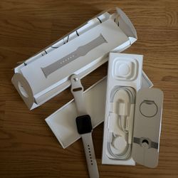 Apple Watch SE 2nd Gen 40mm .•32.0GB Starlight Aluminum  Starlight S/Mv1