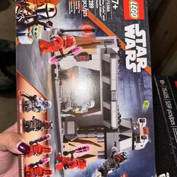 LEGO Star Wars: The Mandalorian Paz Vizsla and Moff Gideon Battle, Fun Building Set for Kids, Collectible Star Wars Toy with 4 Minifigures, Star Wars