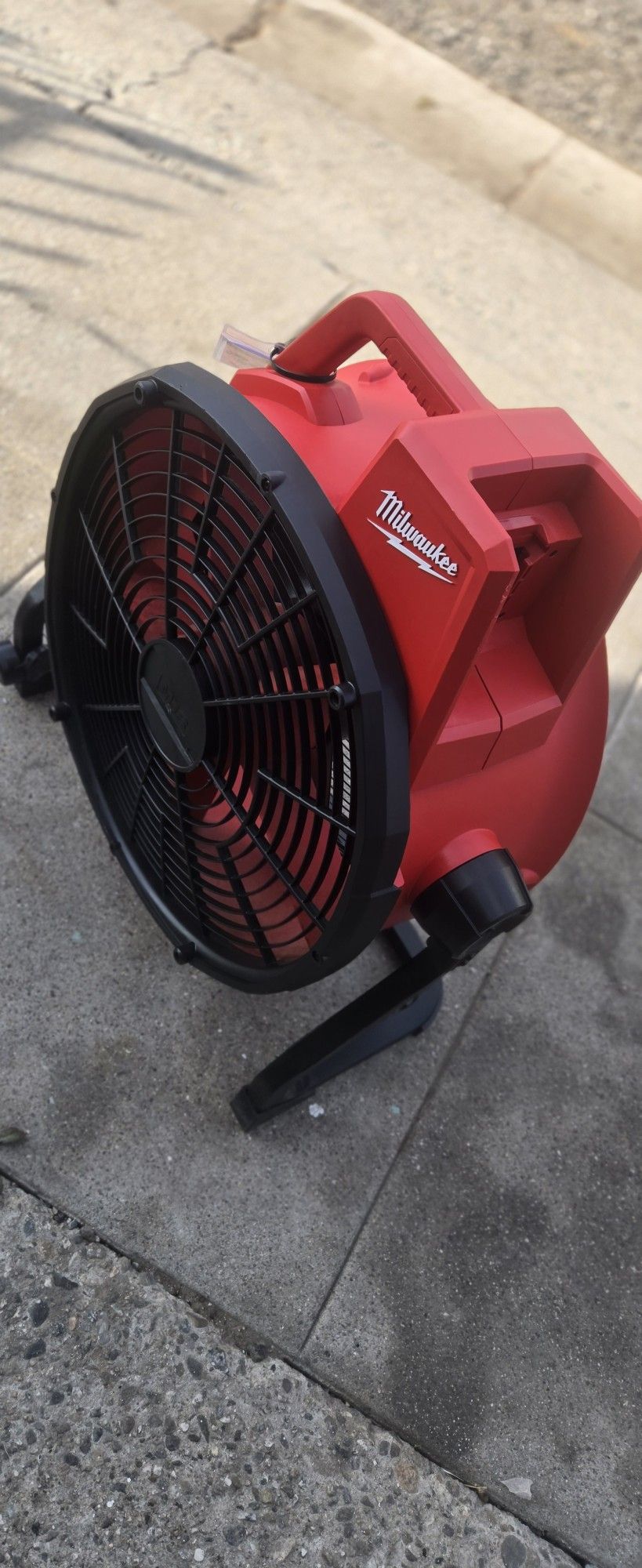 Milwaukee
M18 Brushless Cordless Hybrid 18 in. Variable Speed Fan (Tool Only)