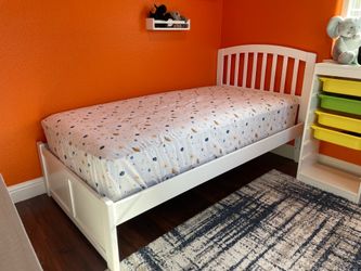 Twin bed Wayfair - assembled, never used