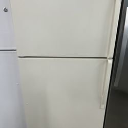 22 Cubic Foot Top Freezer Refrigerator With Ice Maker 