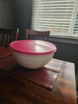 Vintage large Tupperware bowl with lid