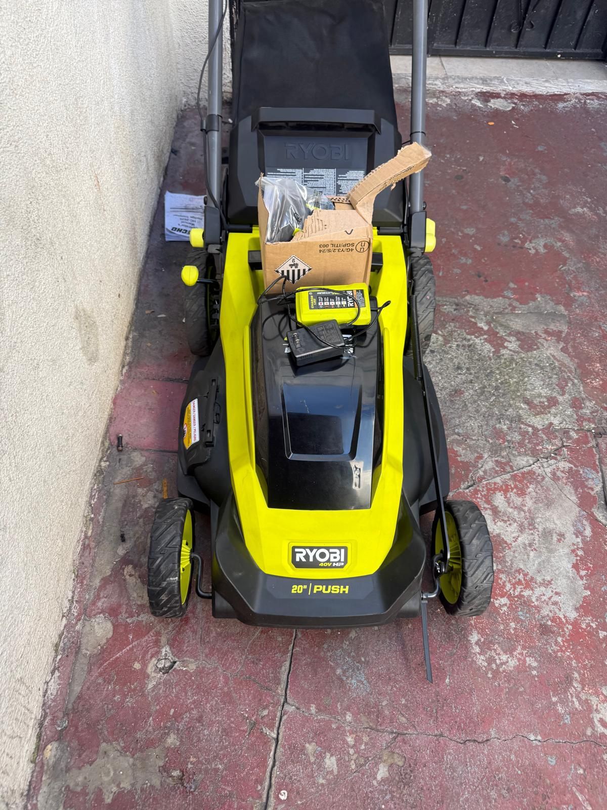 Lawnmower ryobi push 20inch come w 6ah battery & charger