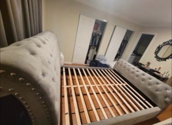 Tufted queen size bed