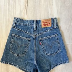 Levi Strauss Women shorts Size 24  