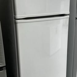 USED! White Apartment Sized Fridge 