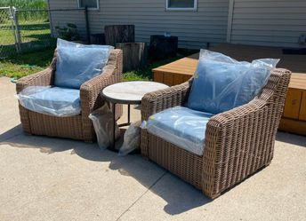 Set of 2 outdoor patio wicker lounge chairs with light blue cushions , covers & table - NEW