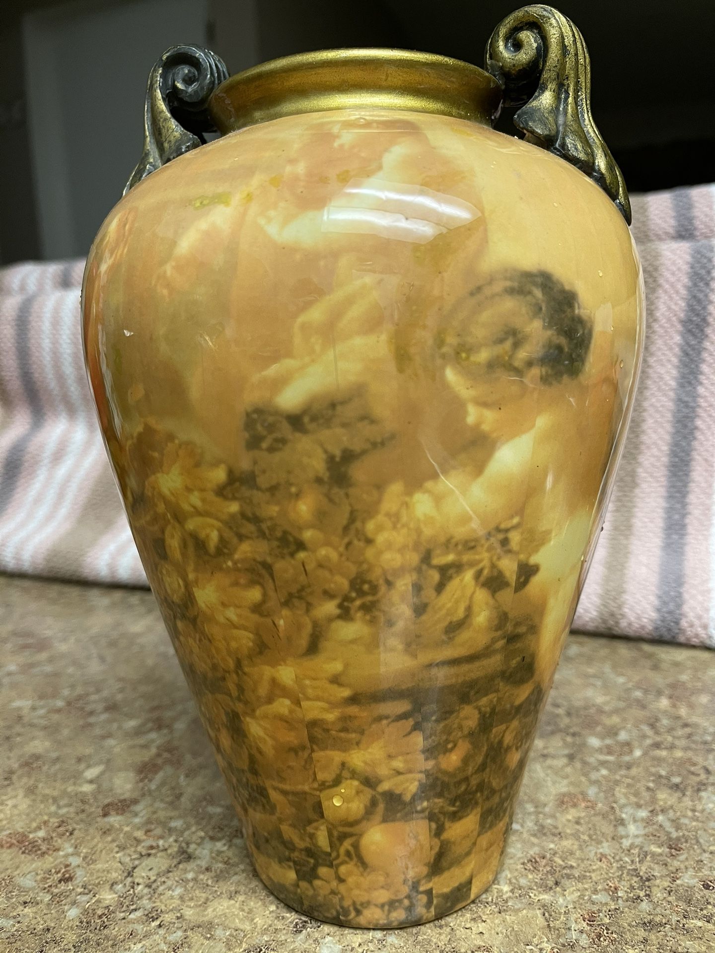 CHERUB  ANGELS  VASE 