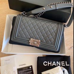 Authentic CHANEL Le boy Medium 25cm Handbag