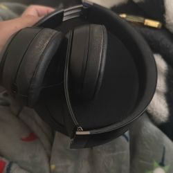 beats solo 4 barely used 