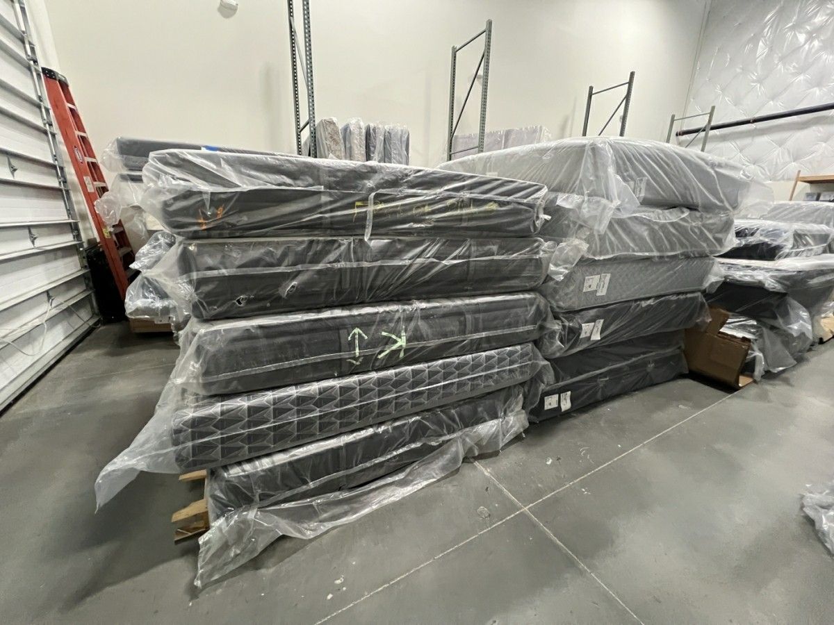 Pillowtop mattress, Hybrid & Memory Foam LIQUIDATION! While they last!