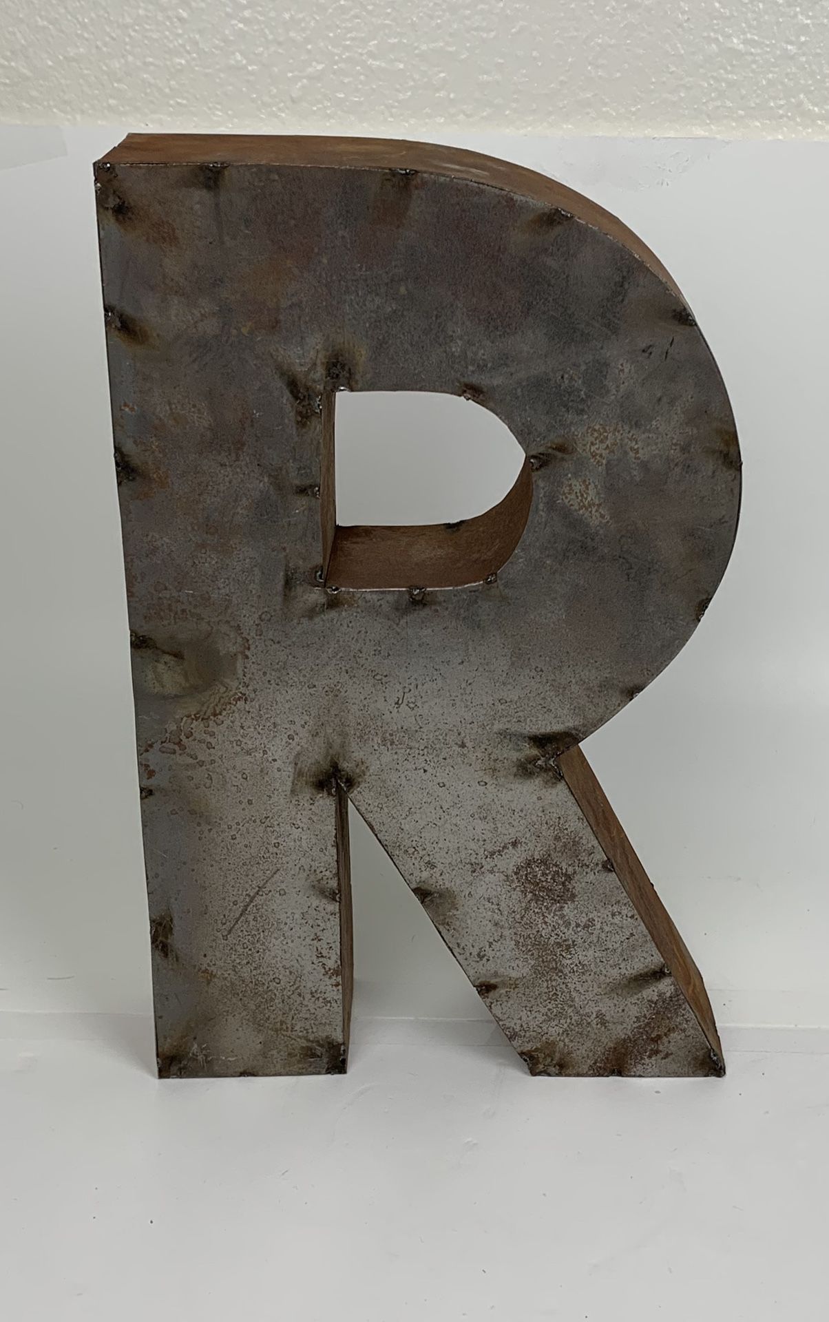 sign letter R metal sign