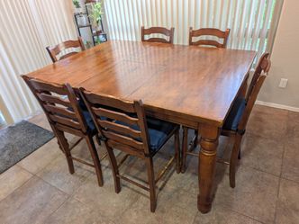 Dining Table with built in Leaf. Seats 8