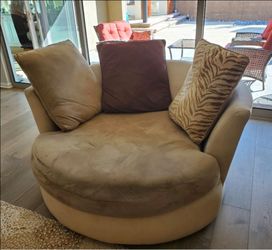 Swivel Lounge Chair