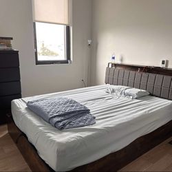 Uplift Hydraulic Queen Bed frame With Storage