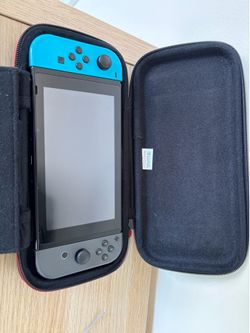 Nintendo Switch + 4 Games + Case