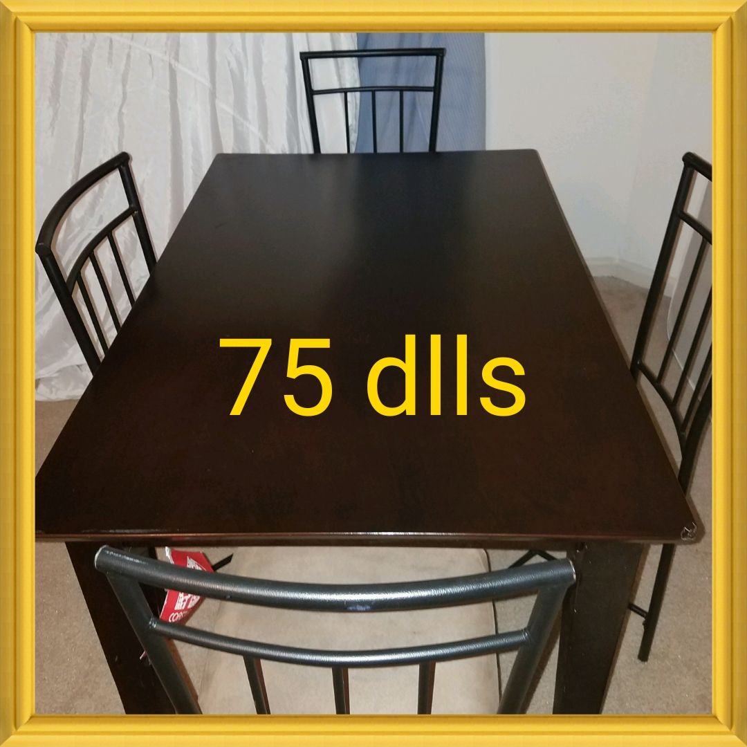 1 mesa con 4 sillas. Table and 4 chairs