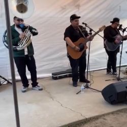 Grupo Con Tuba Y Guitarras 