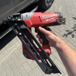 Milwaukee M18 FUEL 15 Gauge Finish Nailer- New