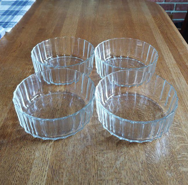 Crystal Glass Bowls
Quantity 4
Material: glass