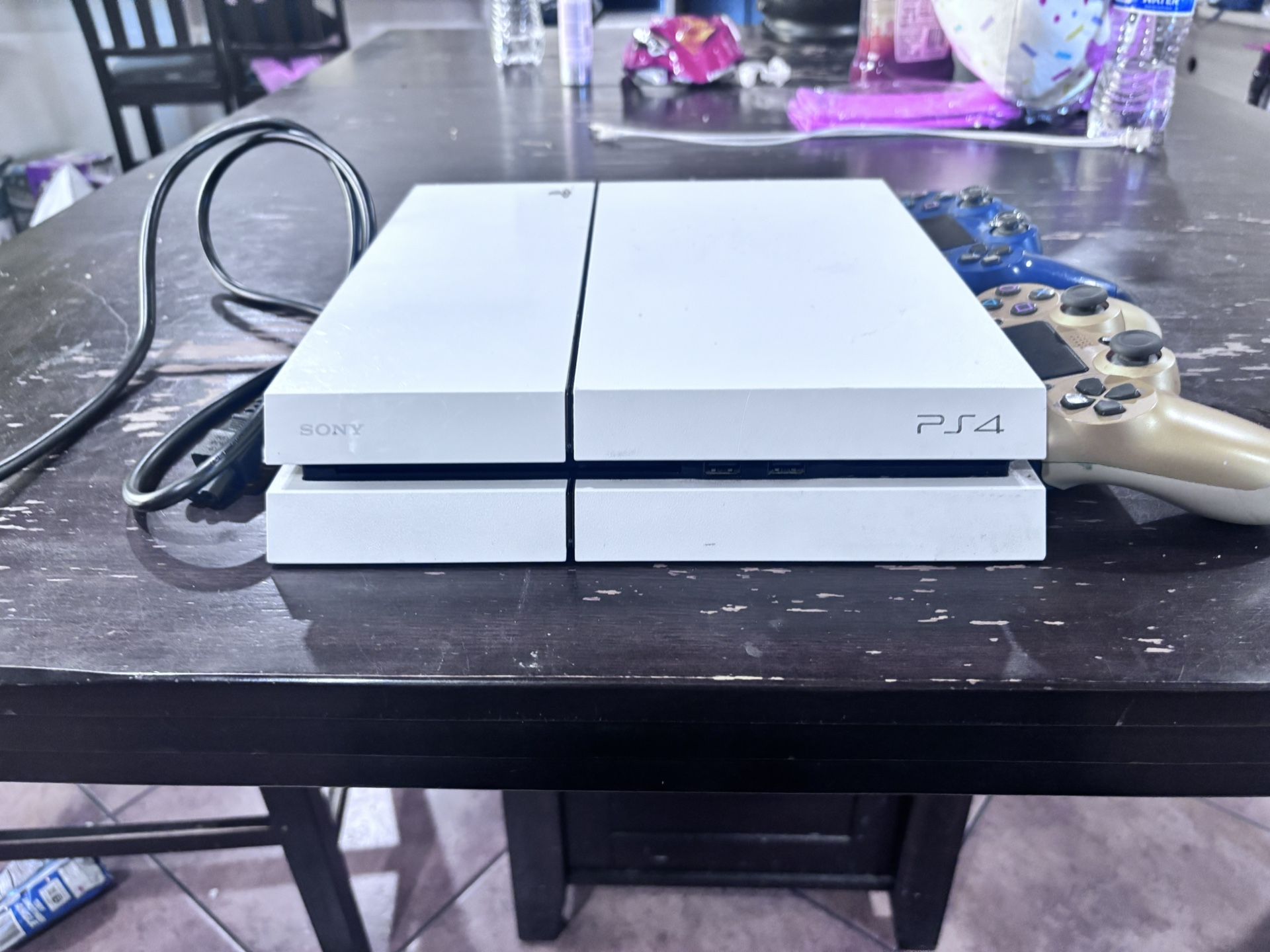PS4 slim glacier white 1tb & 2 Controllers