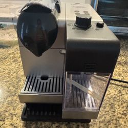 De Longhi Nespresso Lattissima EN520.S Espresso Machine