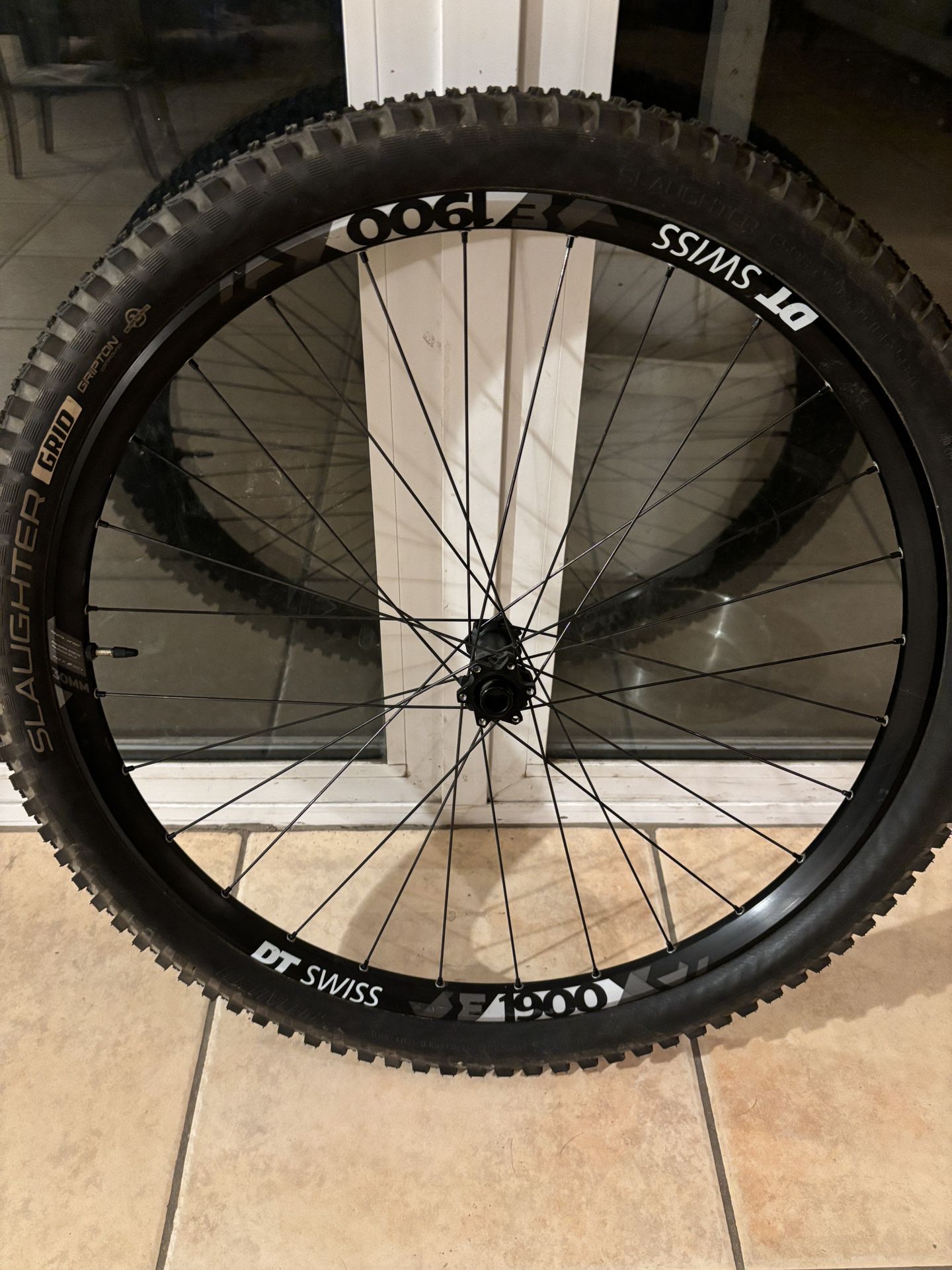 Dt Swiss E1900 Wheelset With Tires And Tubless Valves