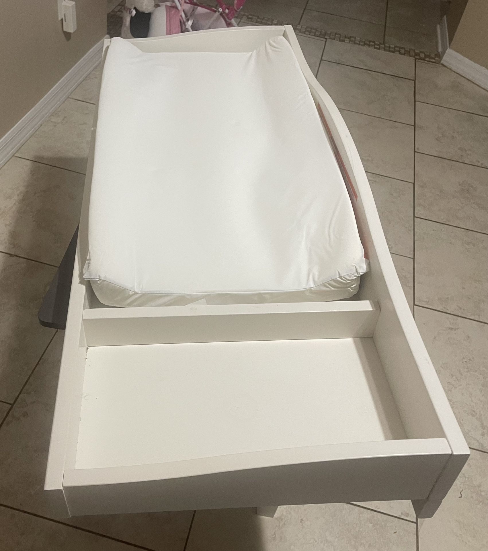 Evolur changing Table And Pad 