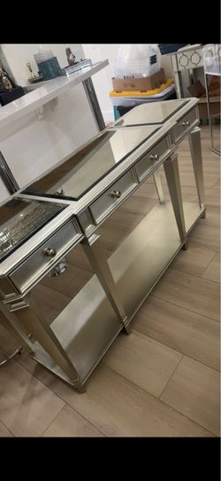 MIRRORED ENTRY TABLE AND MIRROR