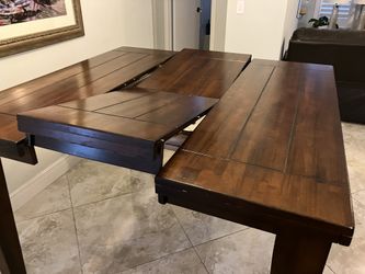 Table with four chairs, barstool chair size 3‘ X 54“ Width in the middle