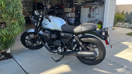 Moto Guzzi V7 Stone 2021 (mint, 530 mi only) + gear
